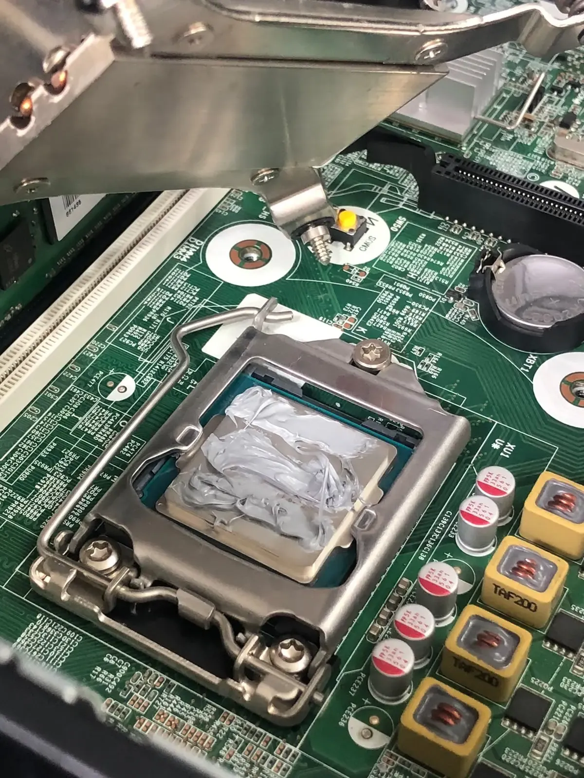 Exceso de pasta térmica sobre el procesador de una MacBook por un servicio anterior mal hecho