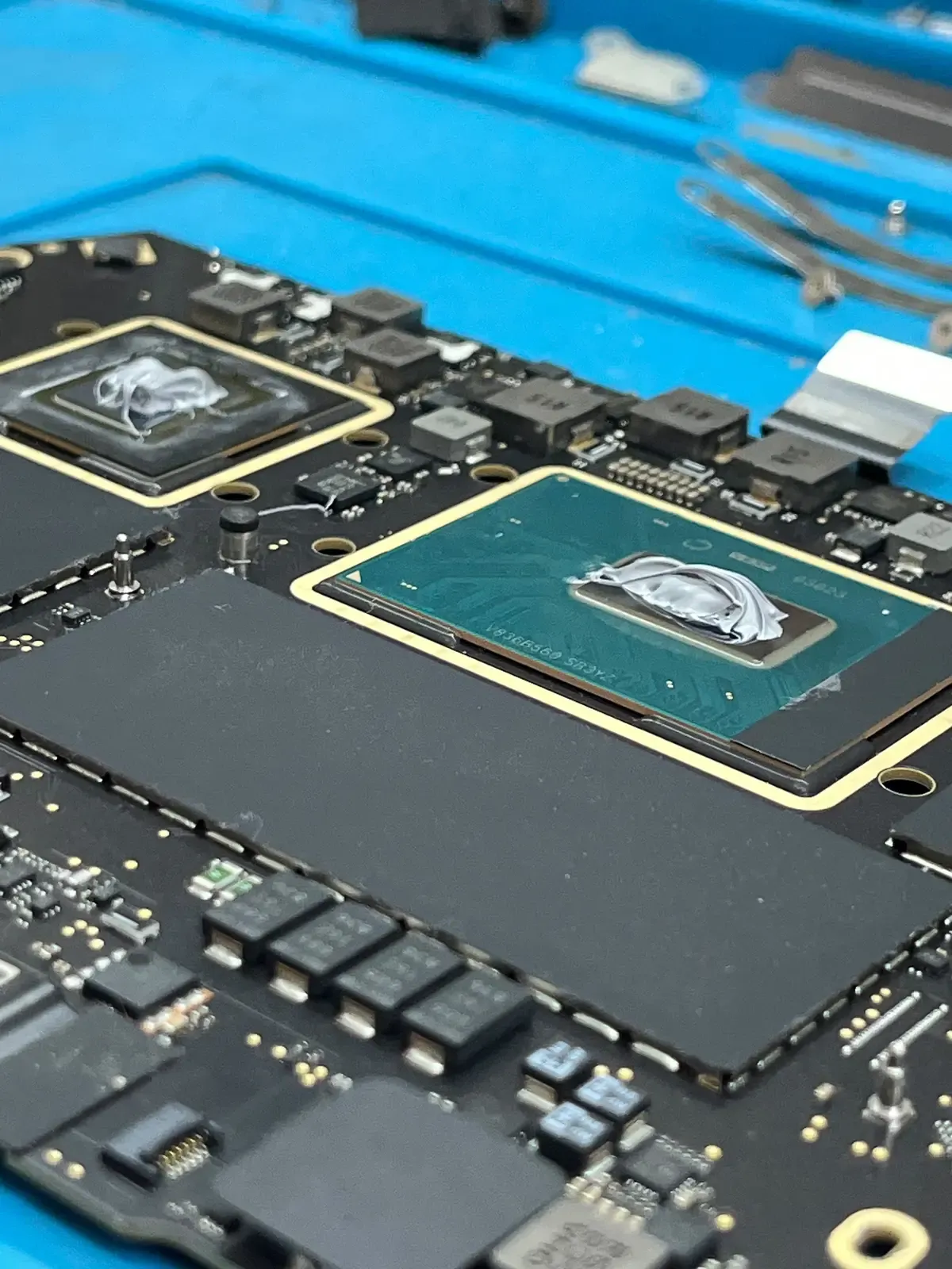 Chip de MacBook con pasta térmica vieja antes de limpiarlo con alcohol isopropílico