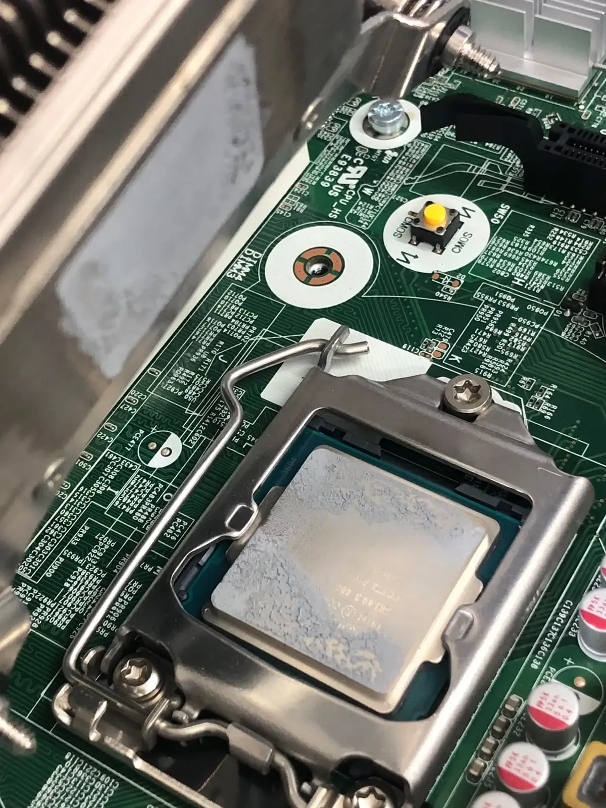 Pasta térmica seca y cuarteada sobre el procesador de una MacBook