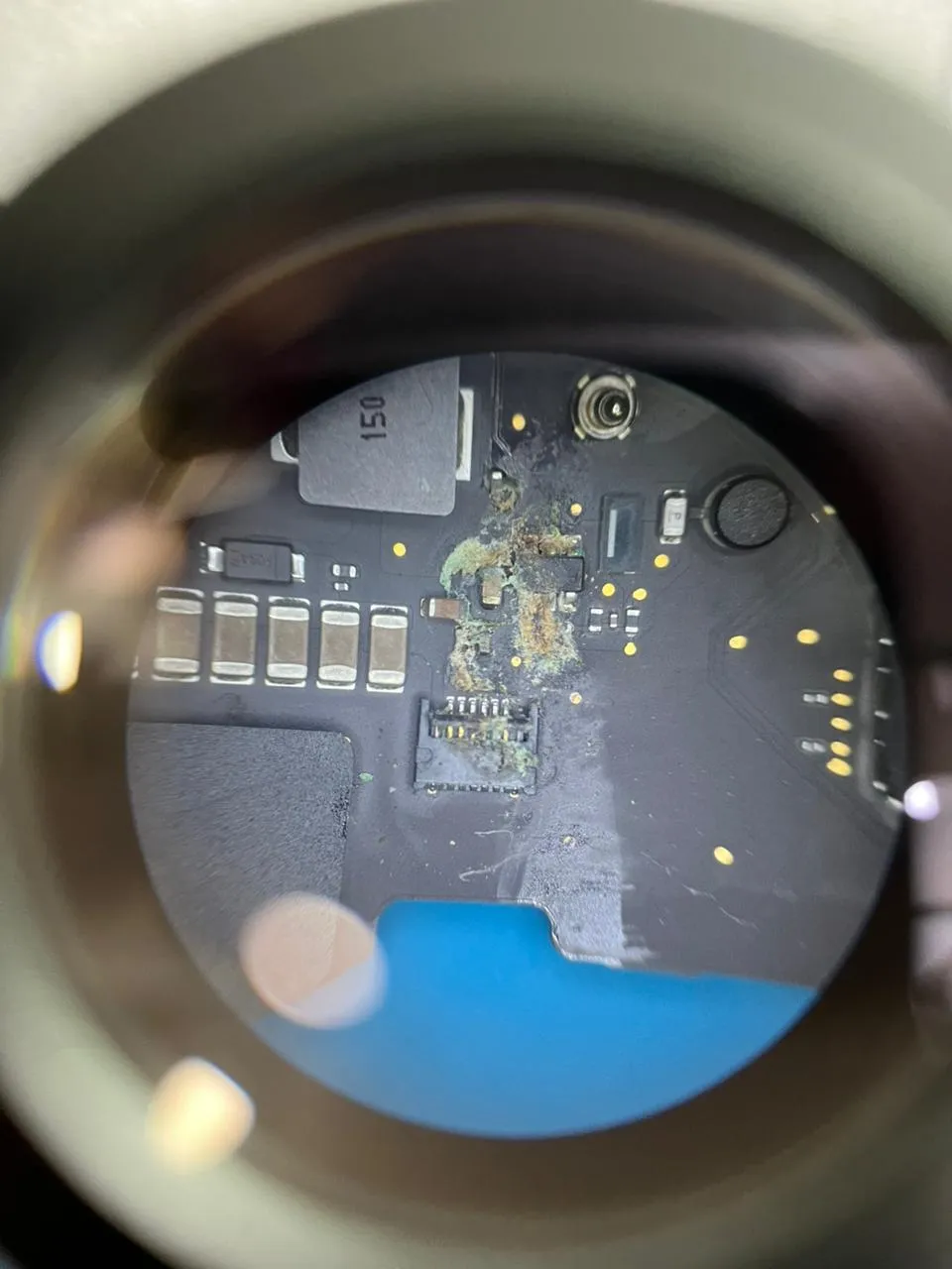 Corrosión en una placa lógica vista bajo microscopio