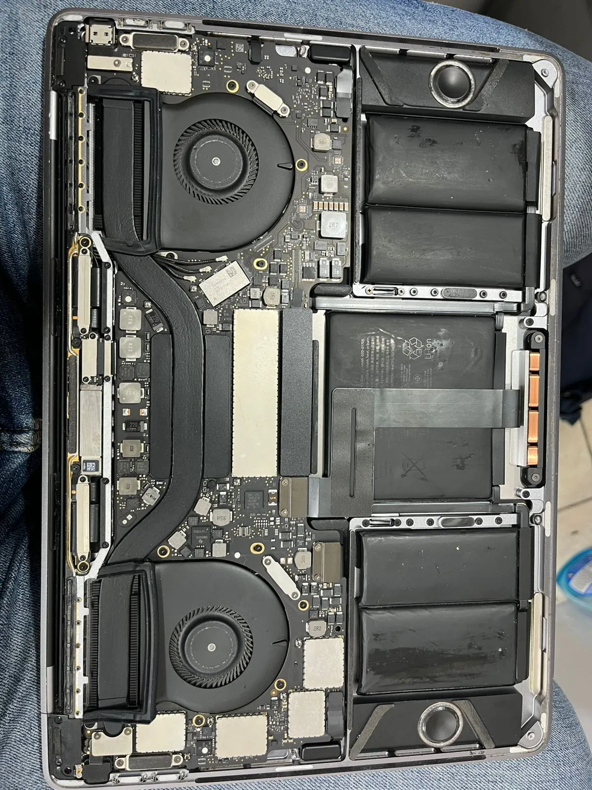 Interior de una MacBook Pro abierta para reparación a nivel placa