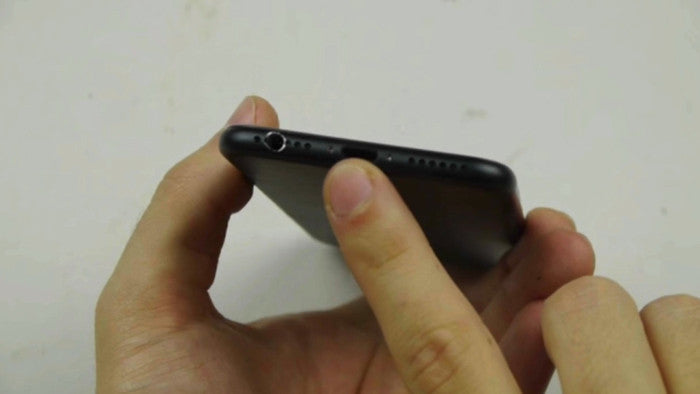 El tutorial que hizo que miles de usuarios taladraran sus nuevos y relucientes iPhone 7
